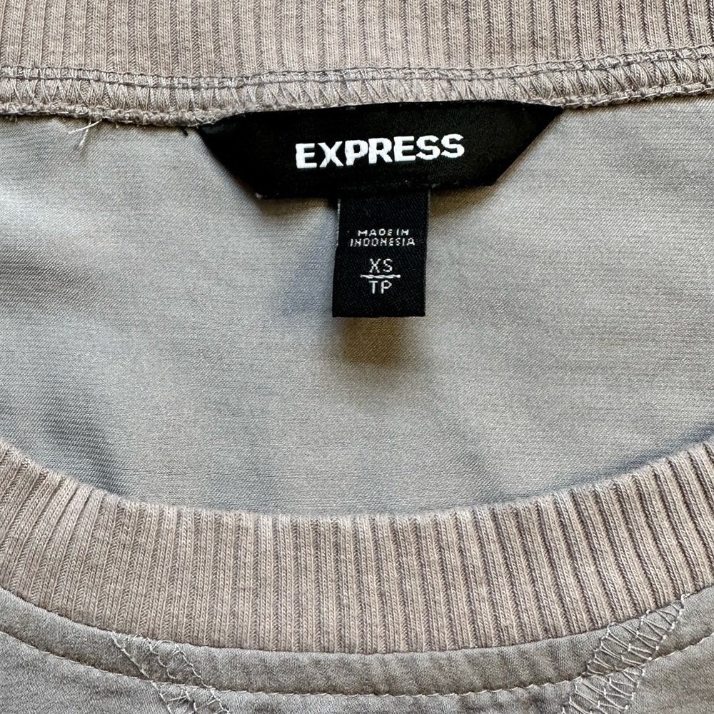Express Ruffle Top - Picture 3 of 4